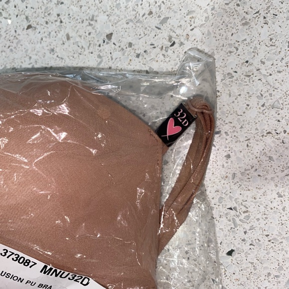 NWT Victoria’s Secret bra - 32D - Picture 3 of 3